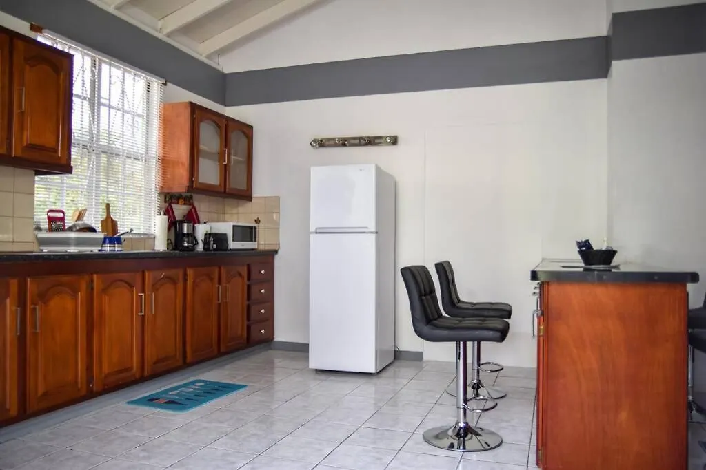 Green Castle Apartment#2 In City Of Roseau